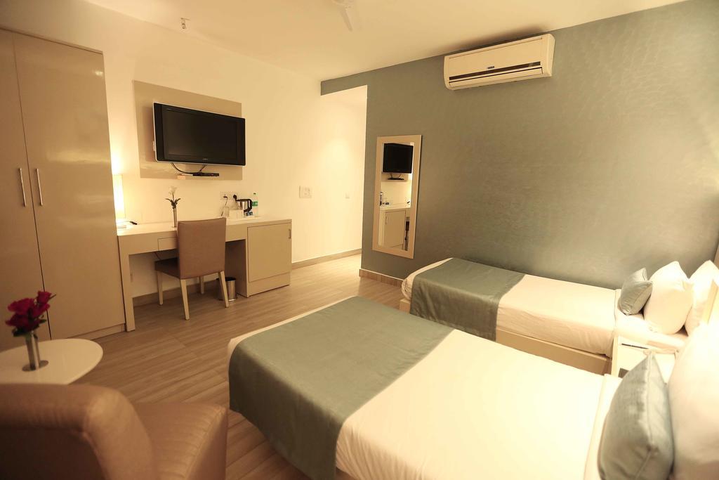 Hotel Shanti Palace West New Delhi Buitenkant foto