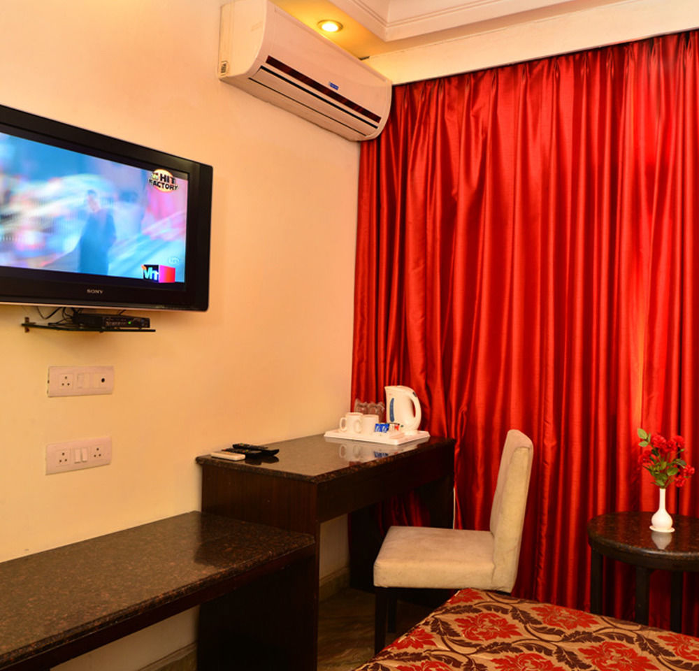 Hotel Shanti Palace West New Delhi Buitenkant foto